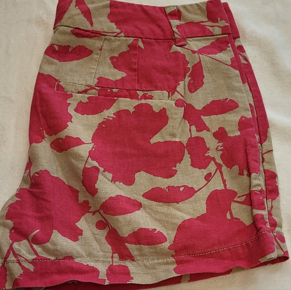 😁*BOGO SALE*😁 Ann Taylor  Loft pink floral shorts size 2